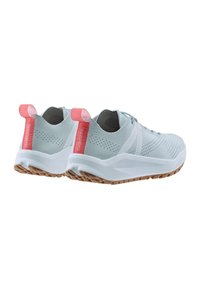 Scarpe da ginnastica blu chiaro con linguette rosa sul tallone, design perforato, suola bianca e grip testurizzato. Presentano un sistema di lacci e un branding discreto.