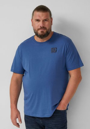 Korte mouwen blauwe t-shirt van zacht stof, met een klein zwart logo op de linkerborst en een klassiek ronde hals ontwerp.