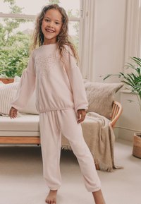 Set di abbigliamento da casa in pile rosa chiaro con un motivo a cuore strutturato sulla parte superiore, con vestibilità comoda e polsini e fascia in vita elasticizzati.