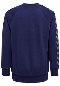 Sweatshirt bleu marine avec un col rond et des manches longues. Présente des rayures en chevron grises texturées le long des épaules. Poignets et ourlet côtelés.