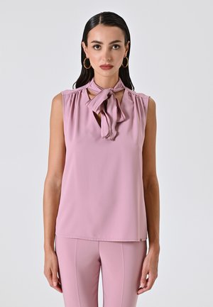 Ärmellose Bluse aus hellpinkem Stoff mit einem Schleifenkragen, subtilen Falten an den Schultern und einem V-Ausschnitt. Glatte Textur und minimalistisches Design.