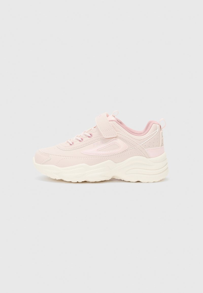 Baskets de sport roses claires avec une tige synthétique lisse, un col rembourré, une sangle ajustable et une semelle texturée pour une meilleure adhérence. Comprend un détail de logo.