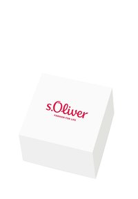 Scatola rettangolare bianca con una superficie liscia, con il logo rosso "s.Oliver" e il testo "FASHION FOR LIFE" ben visibili.