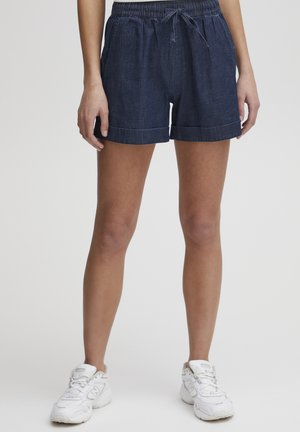 Shorts de mezclilla con cintura elástica y cordón, en un color azul oscuro, con puños doblados y un ajuste relajado.