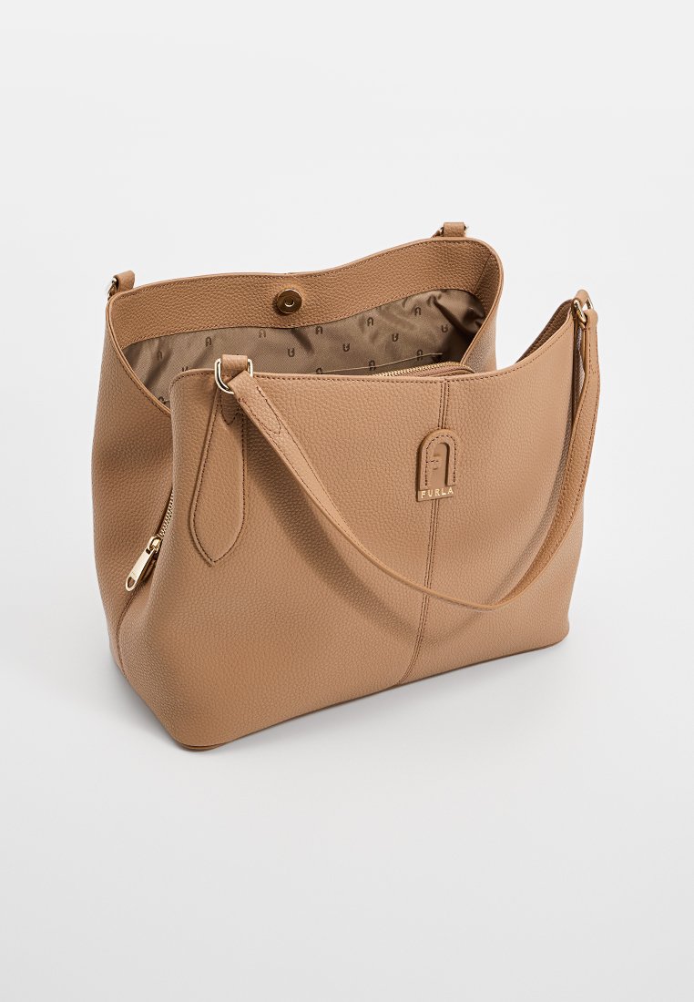 Beige Lederhandtasche mit strukturiertem Finish, einem einzigen Tragegurt und einer Reißverschlusstasche. Das Innere hat eine einfarbige Fütterung mit einem Logo-Muster.