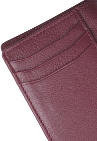 Burgunderrotes Lederportemonnaie mit vier Kartenfächern, strukturiertem Oberflächenmaterial und sichtbaren Nahtdetails. Elegantes und praktisches Design.