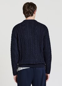 Marineblauer grob gestrickter Pullover mit strukturierten Mustern, einem Rundhalsausschnitt und gerippten Bündchen. Die Rückansicht zeigt eine lockere Passform.