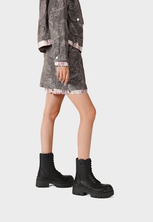 Queen Helena, X35-79 - Botines con cordones - nero