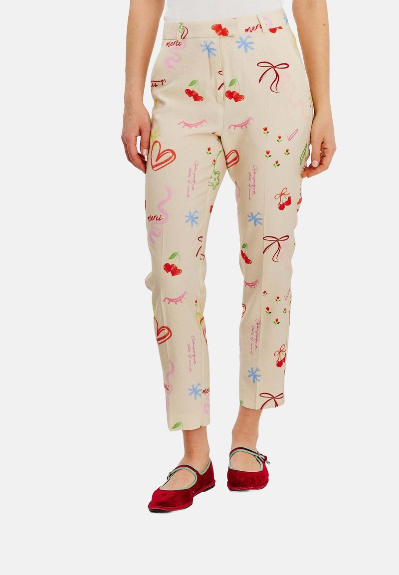 Kremowe spodnie z wzorem wiśni i wstążek w żywych kolorach. Wykończone prostym krojem i dopasowaną talią.