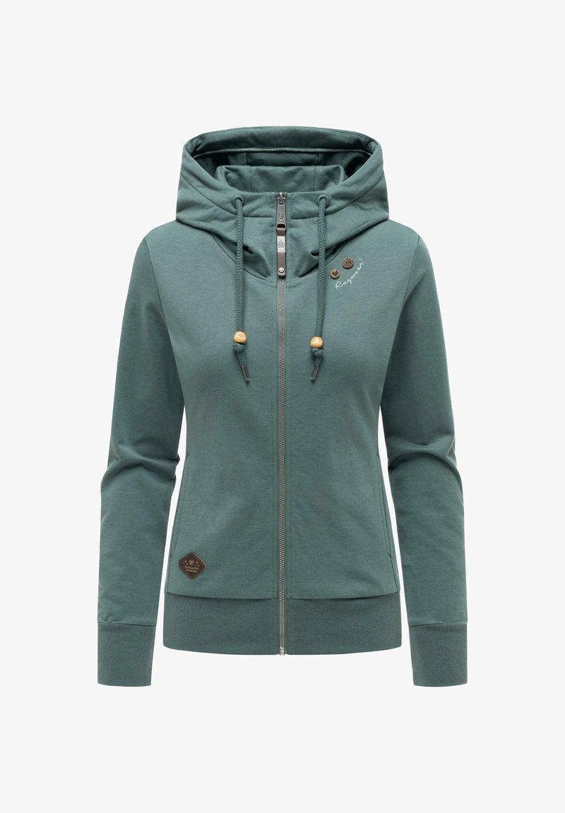 Zielona bluza na zamek z wysokim kołnierzem, ściągaczami z drewnianymi koralikami, długimi rękawami oraz małymi naszywkami z logo na piersi i na dole.