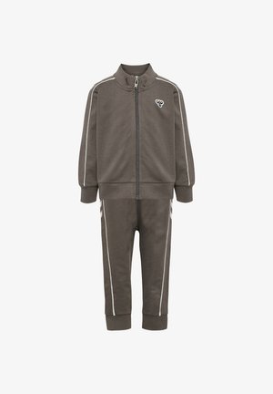 Brauner Kinder-Trainingsanzug mit weißen Streifen an Ärmeln und Hosen, einer Jacke mit Frontreißverschluss und einem kleinen Logo auf der Brust.