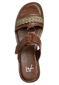 Sandale slide synthétique marron avec une sangle tressée verte, un accent en anneau argenté et une semelle en fausse cuir texturée avec logo blanc.