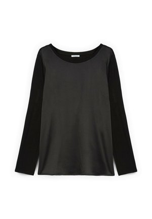 Top nero a maniche lunghe con un corpo in satin liscio e maniche in tessuto opaco, dotato di un ampio scollo rotondo e una vestibilità rilassata.
