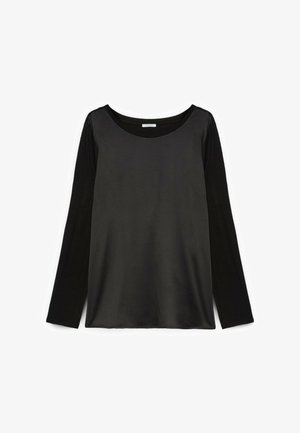 Camiseta negra de manga larga que presenta un cuerpo de satén suave y mangas de tela mate, con un amplio escote redondo y un ajuste relajado.