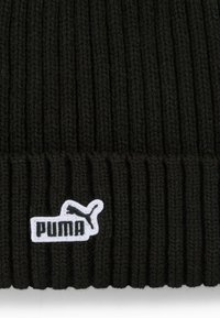 Berretto lavorato a maglia nero con texture a coste verticali. Presenta un'etichetta con il logo bianco di Puma sul davanti.
