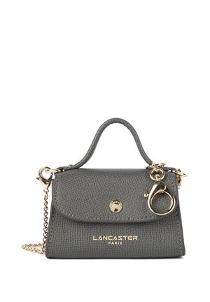 Borsa a mano in pelle grigia di texture con dettagli in oro, manico superiore e tracolla a catena rimovibile. Presenta un logo e un accessorio a forma di portachiavi. Design compatto.