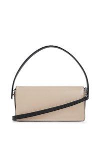 Clutch in pelle beige con una forma rettangolare strutturata. Dotato di una tracolla nera rimovibile e una chiusura con zip argento. Texture liscia.