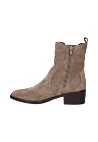 Beige suède enkellaarzen met een lage blokhak, een zijrits en decoratieve stiksel details langs de bovenkant. Gladde textuur.