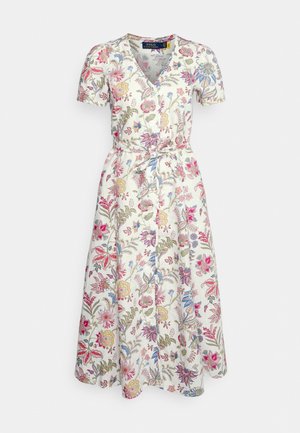 Robe blanche longueur genou avec manches courtes, col en V, boutonnée à l'avant, ceinture à la taille, présentant un motif floral rose, bleu et vert.