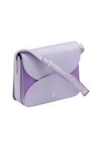 Borsa a spalla in pelle lilla con chiusura a pattina, tracolla regolabile e discreto marchio dorato. Presenta un design bicolore con texture liscia.