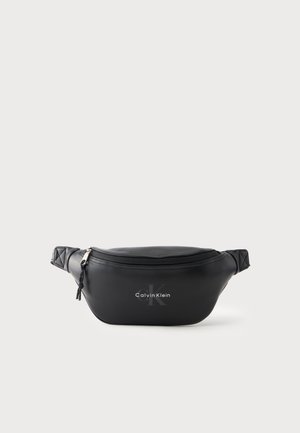 Schwarze Leder-Calvin Klein Gürteltasche mit Frontreißverschluss und Logo auf hellem Hintergrund.