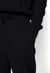 Karl Kani ESSENTIAL TRACKSUIT SET UNISEX - Tracksuit - black