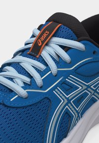 Μπλε παπούτσι τρεξίματος Asics με γαλάζια κορδόνια, μαύρη και πορτοκαλί ετικέτα με λογότυπο στη μαξιλαρωμένη γλώσσα και άσπρη σόλα.