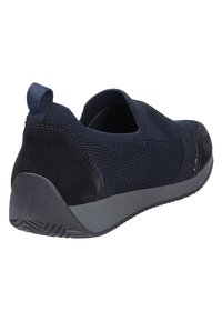 Marine slip-on schoen met een combinatie van gestructureerde brei- en suede materialen, een ronde neus, een lage hak en een trekknop aan de achterkant.
