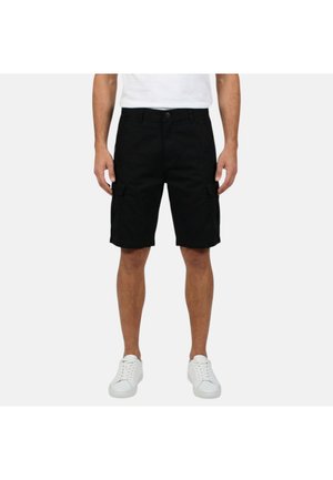 Homme portant un short cargo noir jusqu'aux genoux, des baskets blanches et un t-shirt blanc, debout les bras détendus le long du corps.