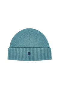 Gebreide beanie in teal met ribbelstructuur en een omslag. Bevat een klein marineblauw boomembleem aan de voorkant.