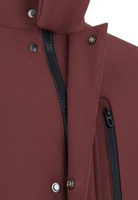 Burgundowa kurtka z wysokim kołnierzem, wyposażona w czarne suwaki i zatrzaski, gładka tekstura oraz zbliżenie na detal zamka.