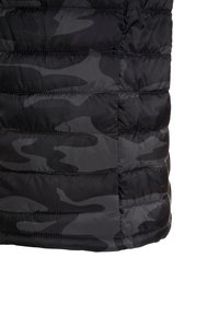 Sort camo pufferjakke med vandret syninger, glat overflade og blank finish. Letvægts- og isoleret design.