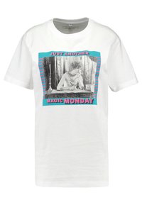 Bílá bavlněná tričko s černobílou grafikou ženy a nápisem "JEN DALŠÍ MAGICKÉ PONDĚLÍ" v růžových a modrých akcentem.