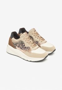 Baskets beige et marron avec un panneau latéral en imprimé léopard, tige en daim et accents métalliques texturés. Semelle blanche arrondie.