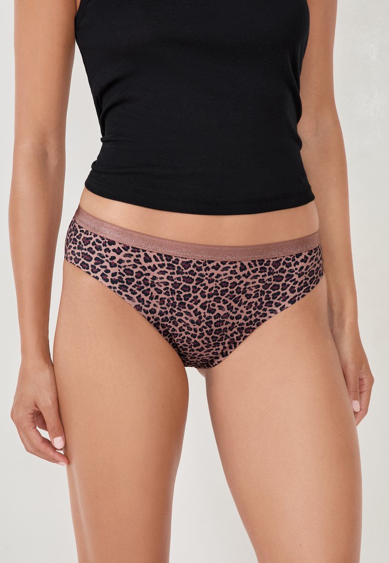 Kopertowe majtki w nadruk leopardzi, wykonane z miękkiego materiału z gładką, elastyczną talią. Kolory to różowy, czarny i brązowy w klasycznym niskim kroju.