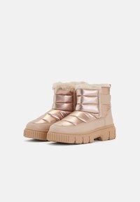 Ružovozlaté zateplené topánky s mäkkou umelou kožušinou, hrubou béžovou gumovou podrážkou a prešívaným zvrškom pre teplo a pohodlie.