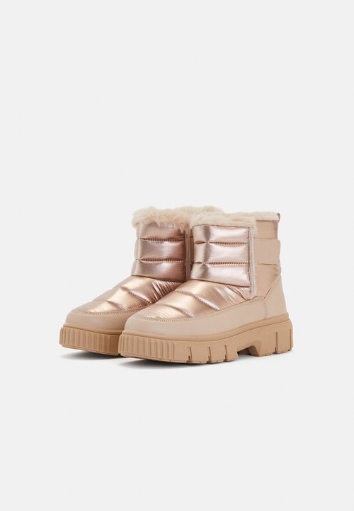 Stivali puffer rose gold con una morbida fodera in pelliccia sintetica, suola in gomma beige spessa e tomaia trapuntata per calore e comfort.