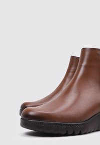 Fluchos Platform ankle boots - camel