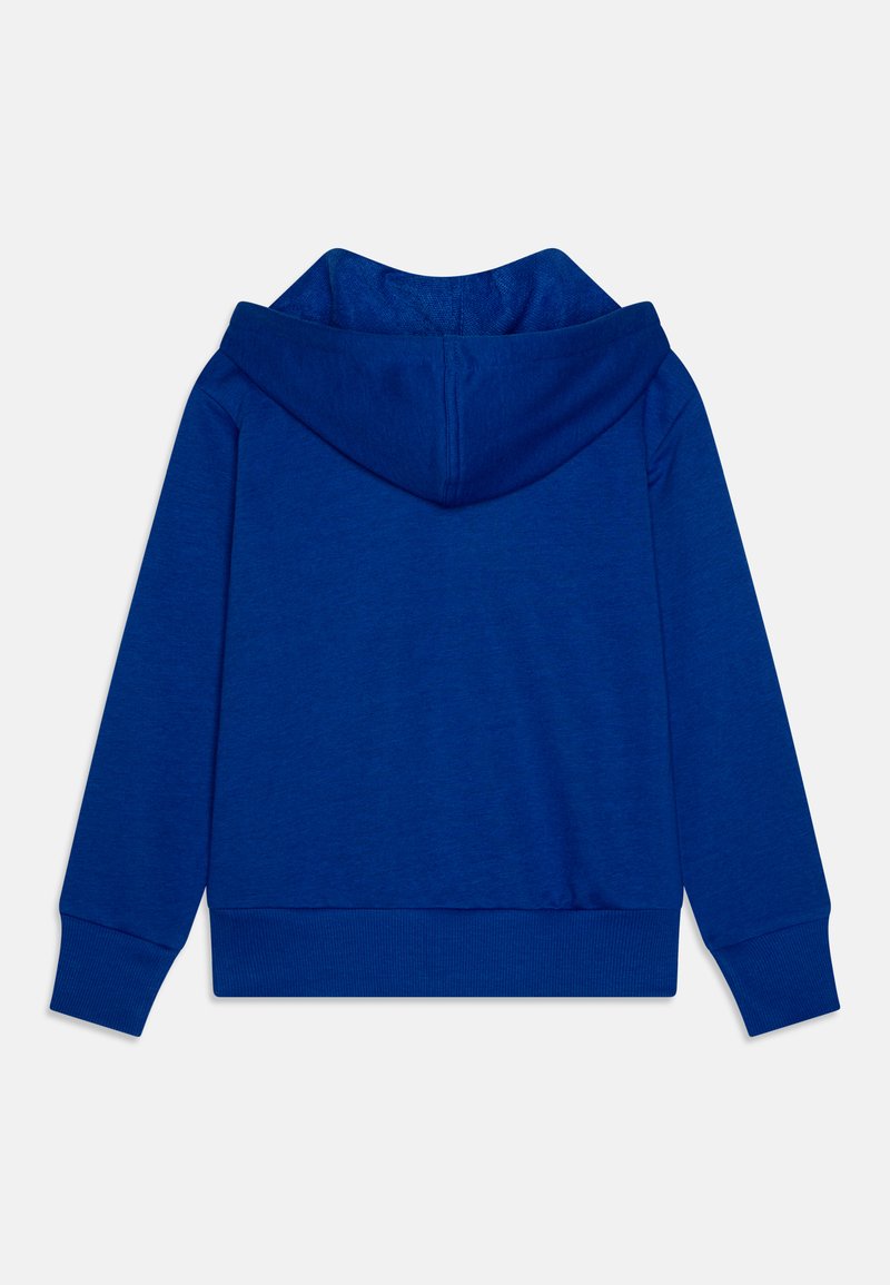 Felpa blu con un grande cappuccio, realizzata in tessuto morbido. Presenta polsini e bordo a costine, e una superficie liscia senza decorazioni visibili.