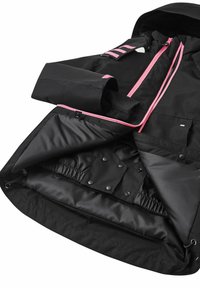 Veste imperméable noire avec des fermetures éclair roses, des boutons-pression et un ourlet ajustable. L'intérieur a une texture lisse et comporte des poches supplémentaires.