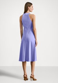 Bezrukávové levanduľové šaty s vysokým golierom a zipsom na chrbte, s prúdiacou A-líniovou siluetou a hladkou, ľahkou tkaninou.