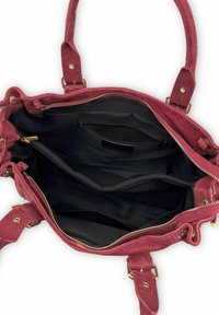 Sac à main en fausse suède bordeaux avec ferrures dorées ; ouvert par une fermeture éclair dévoilant un intérieur noir avec plusieurs compartiments et une poche zippée.