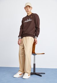 adidas Originals NICE CHINO - Auduma bikses - magic beige