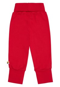 Rote Baumwollhose mit breitem elastischem Taillenbund, schmal zulaufenden Bündchen und einem kleinen mehrfarbigen Etikett auf der linken Seite.