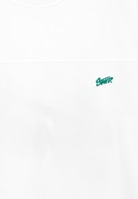 Witte gestructureerde t-shirt met een groen geborduurd logo op de linkerkant van de borst en een geribbelde halslijn.