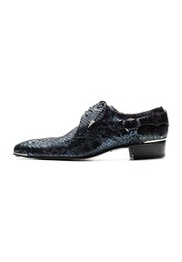 Zwarte leren schoen met een gestructureerd oppervlak en een slangenhuidpatroon, spitse neus, vetersluiting en een lage houten hak.