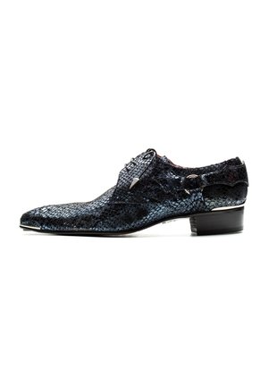 Zapato de cuero negro texturizado con patrón de piel de serpiente, punta afilada, diseño de cordones y un bajo tacón de madera.