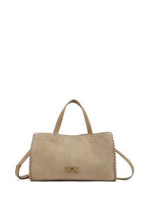 Borsa beige in pelle scamosciata con doppio manico, dettagli con cuciture laterali a frusta e tracolla staccabile su sfondo bianco.