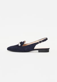 Zapatos slingback de ante azul marino con punta afilada, que presentan un lazo decorativo y acentos de perlas, y un tacón bajo de bloque.
