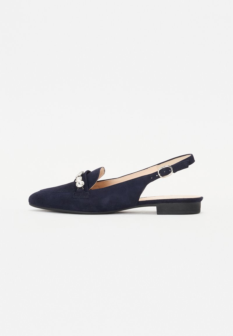 Sapatos slingback de camurça azul-marinho com bico apontado, apresentando um laço decorativo e acentos de pérola, e um salto bloco baixo.